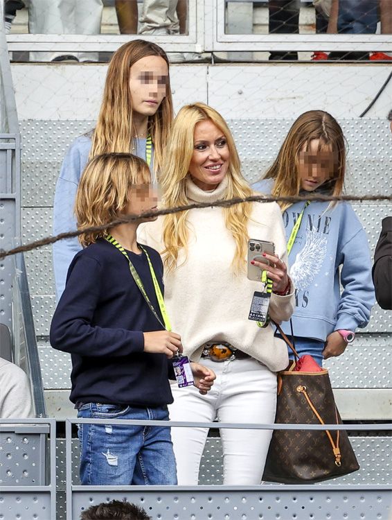 Carolina Cerezuela con sus tres hijos