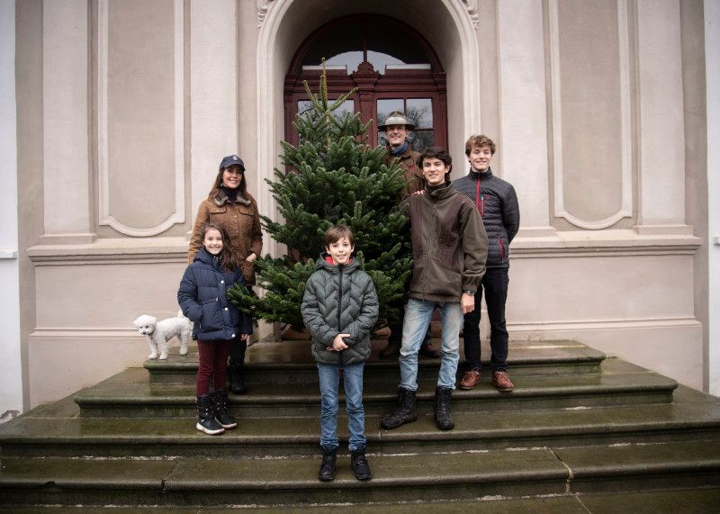 Joaquín y Marie de Dinamarca con sus hijos