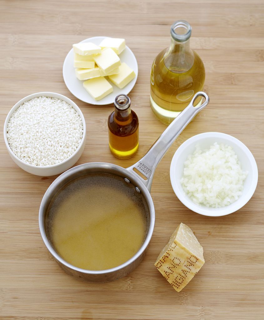 Ingredientes típicos el risotto clásico: arroz, caldo, mantequilla, cebolla y parmesano.