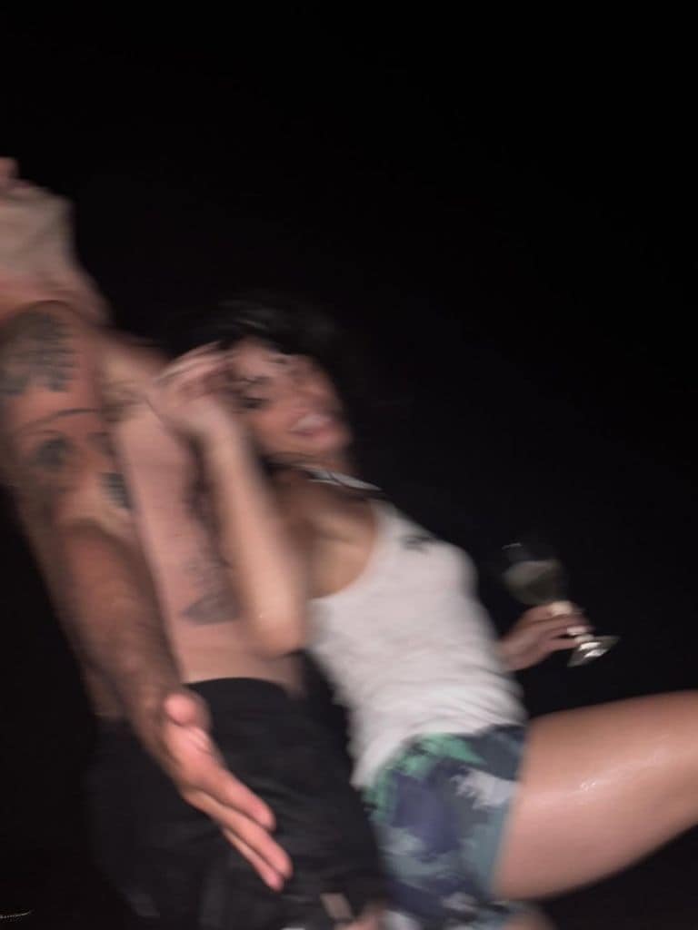 Lali y Pedro bailando en una playa