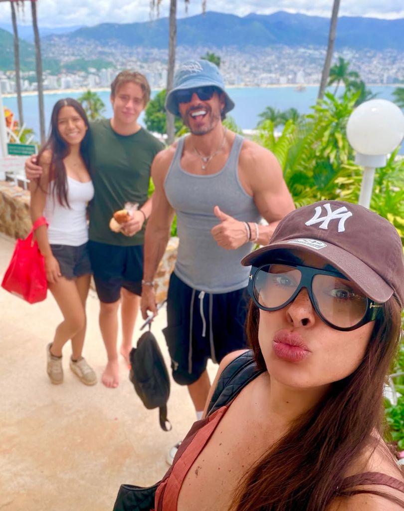 Galilea Montijo en una selfie con su novio Isaac Moreno y su hijo Mateo, además de una amiga de este, identificada como Sofi.
