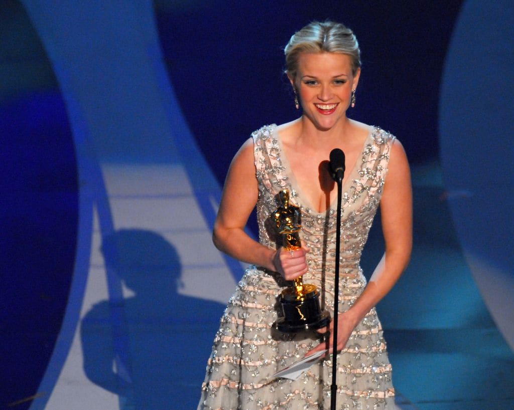 Reese Witherspoon con el premio Oscar en 2006 por su papel como June Carter Cash en la película 'En la cuerda floja' (Walk the Line)