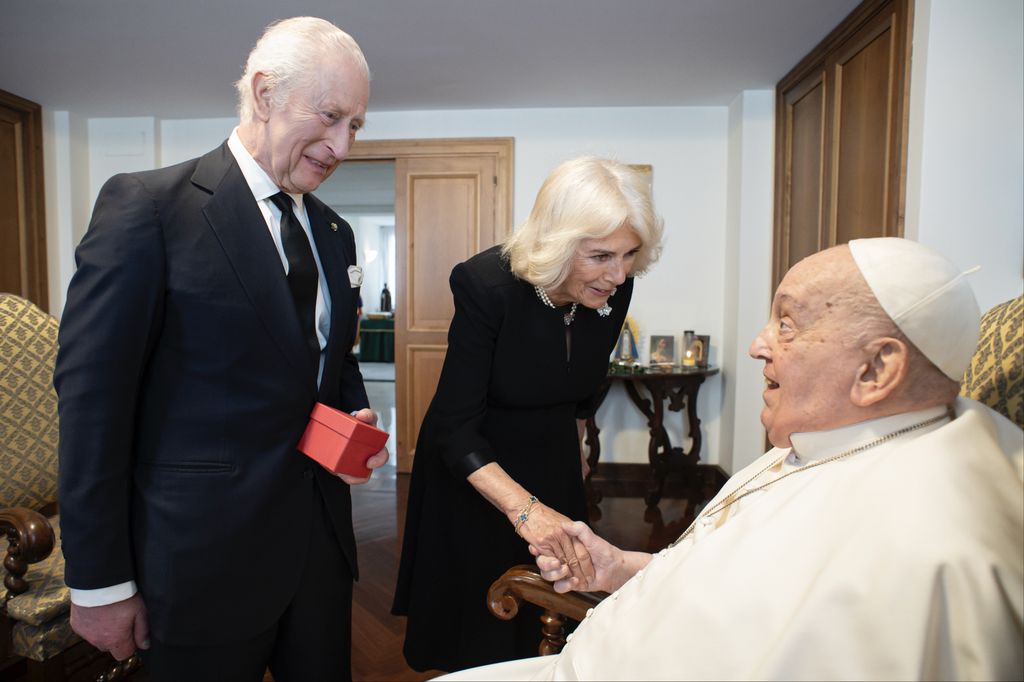 Los reyes Carlos y Camilla con el papa Francisco en el Vaticano