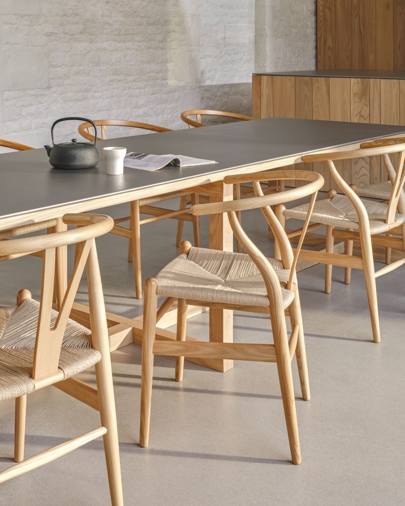 Comedor con sillas CH24 de madera clara