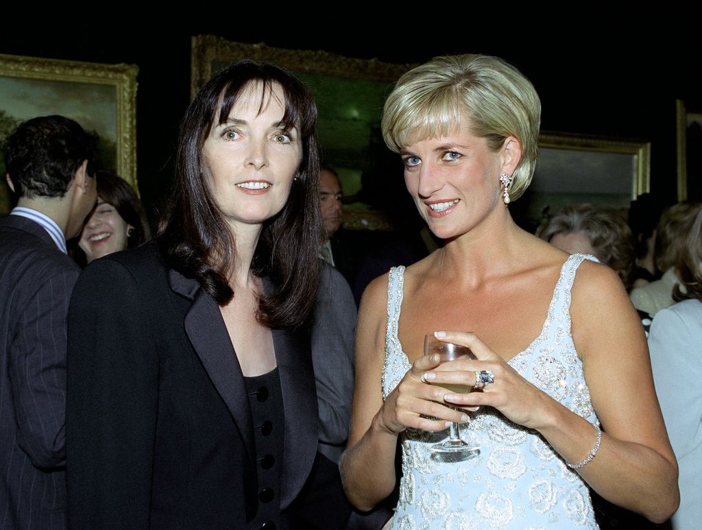 Diana, la entonces princesa de Gales, junto a la diseñadora Catherine Walker.