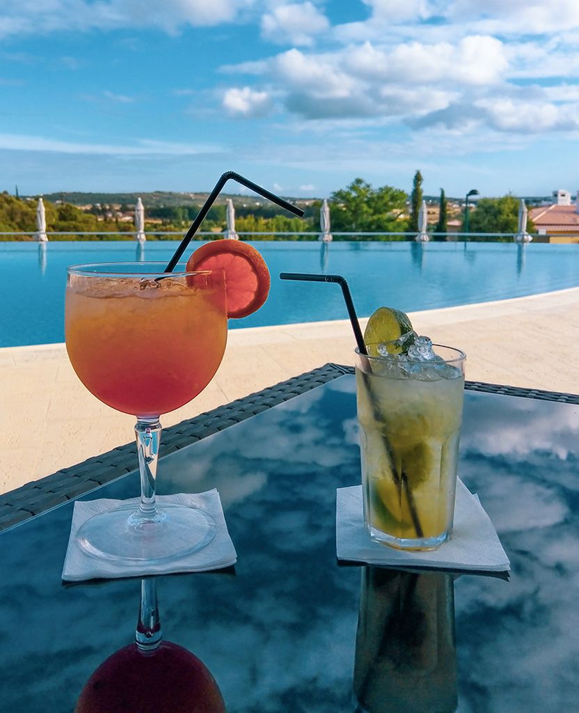 Cócteles en el bar de la piscina de Vale da Ribeira