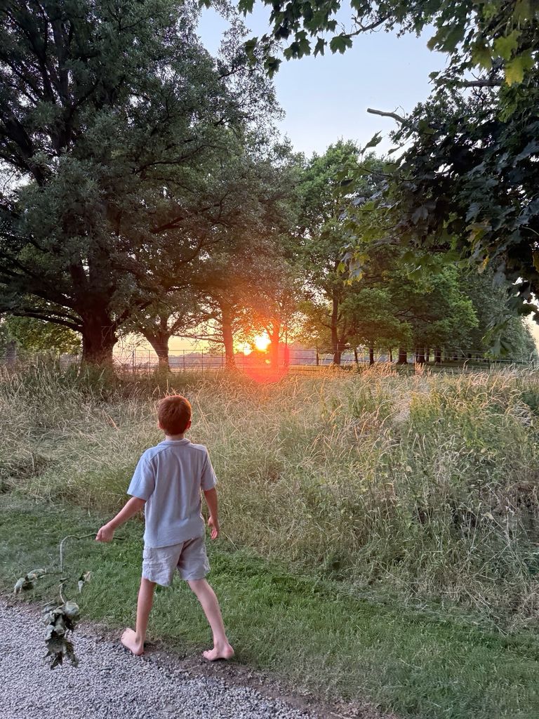 Archie, el primogénito de los Sussex, dando un paseo al atardecer.