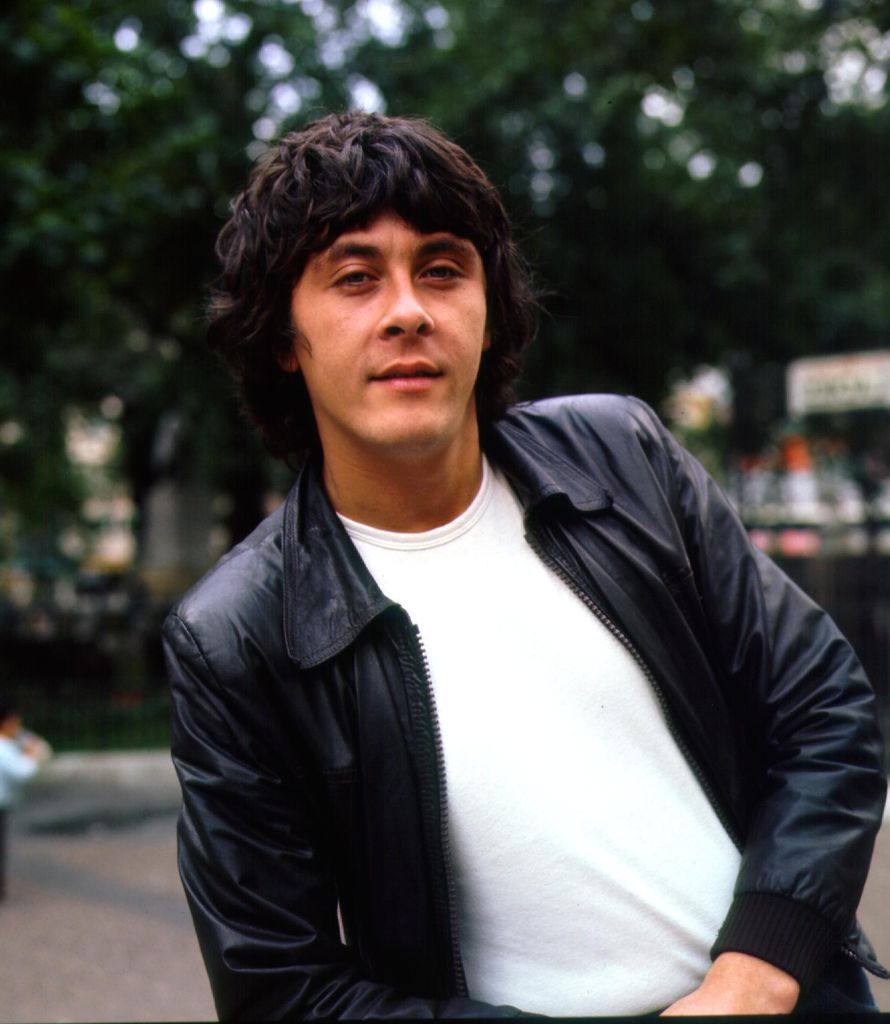 Richard Beckinsale posando