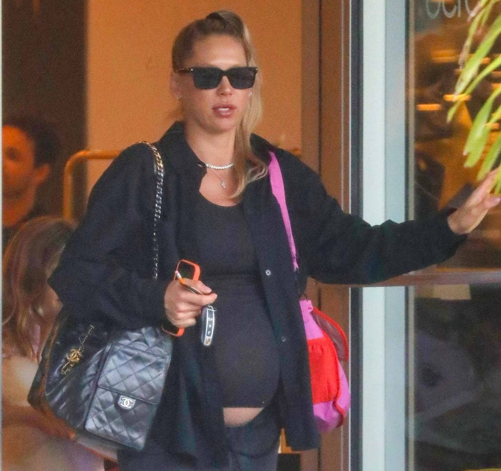 Anna Kournikova se mostró despreocupada luciendo su crecido baby bump.