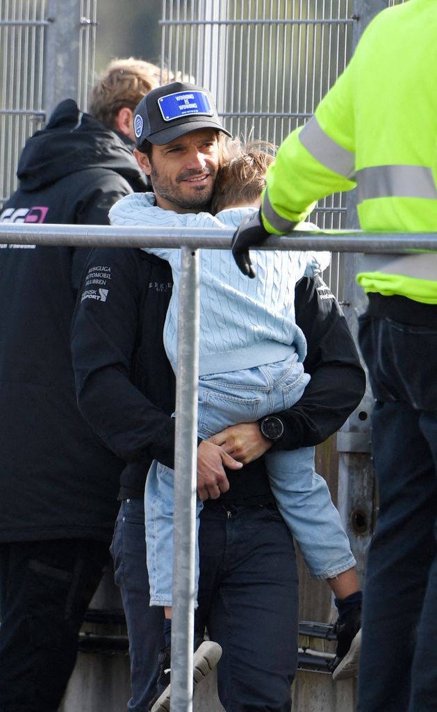 Carlos Felipe de Suecia abraza a su hijo Julian en una competición de karting 