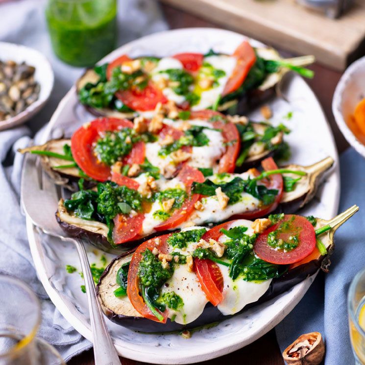 Berenjenas rellenas de mozzarella y tomate con espinacas y pesto de nuez