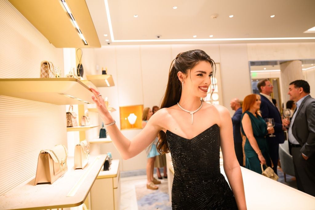 Nadia Ferreira deslumbra en la reapertura de la boutique Bvlgari en Puerto Rico
