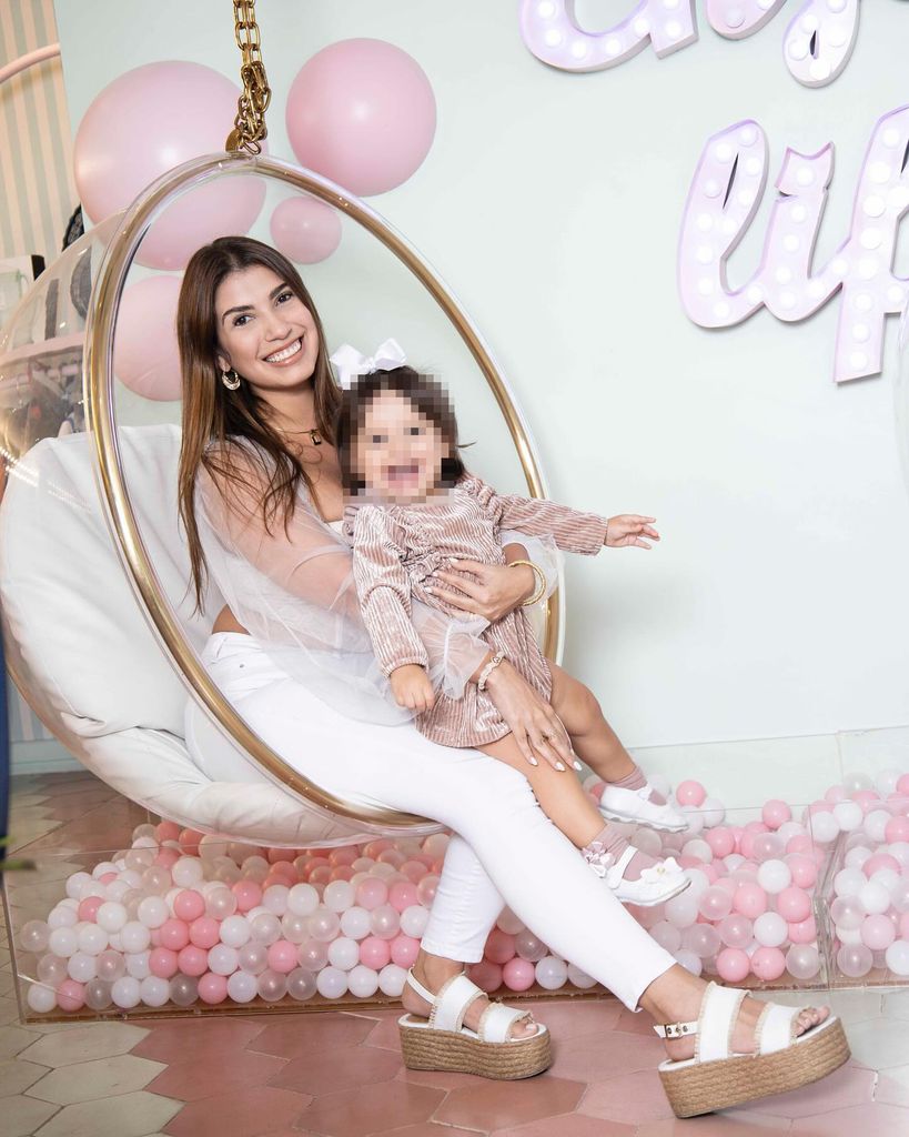 La 'influencer' Bárbara Celeste junto a su hija, Lucía