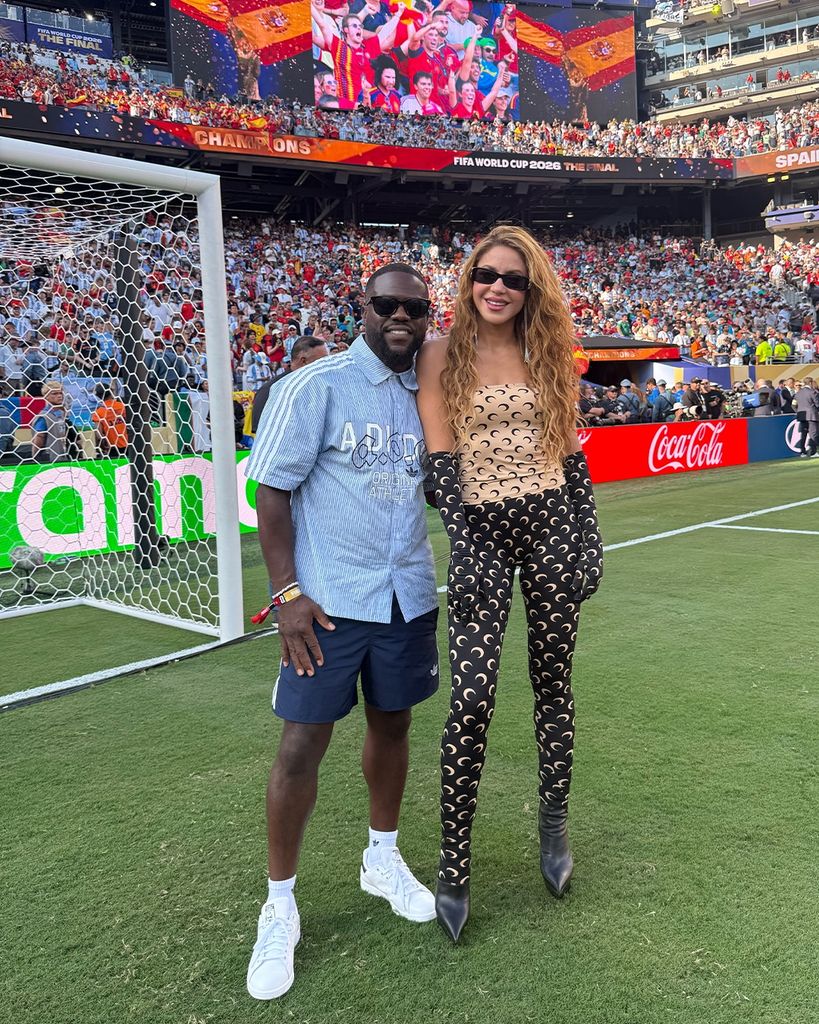 Shakira en la cancha del estadio con Kevin Hart.