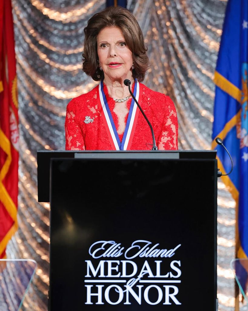 Silvia de Suecia recibe la medalla de honor de Glonal Ellis Island