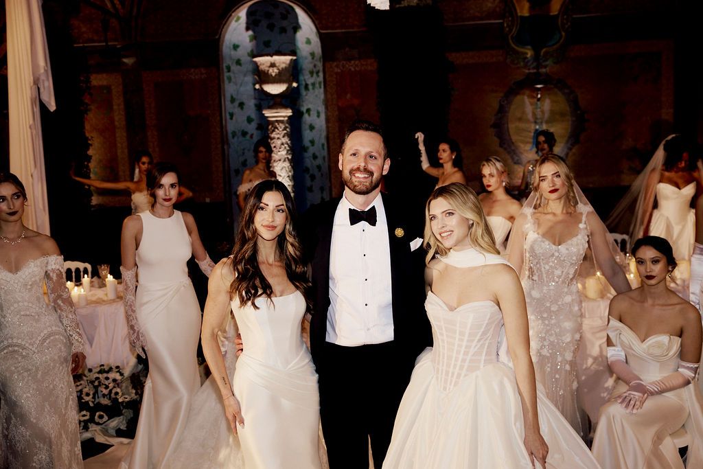 Justin Alexander Warshaw, CEO y director creativo de la firma junto a algunas modelos
