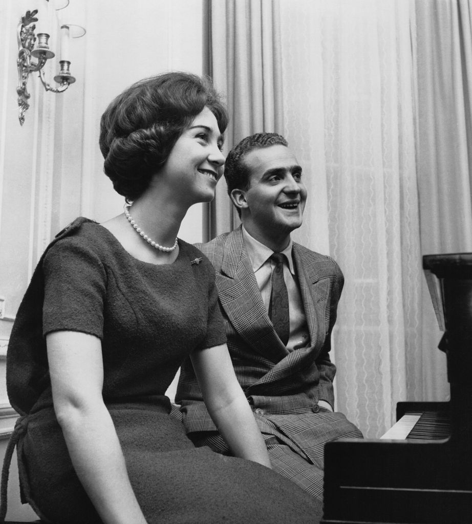 Don Juan Carlos y doña Sofía, sentados al piano del hotel Claridge's en 1962