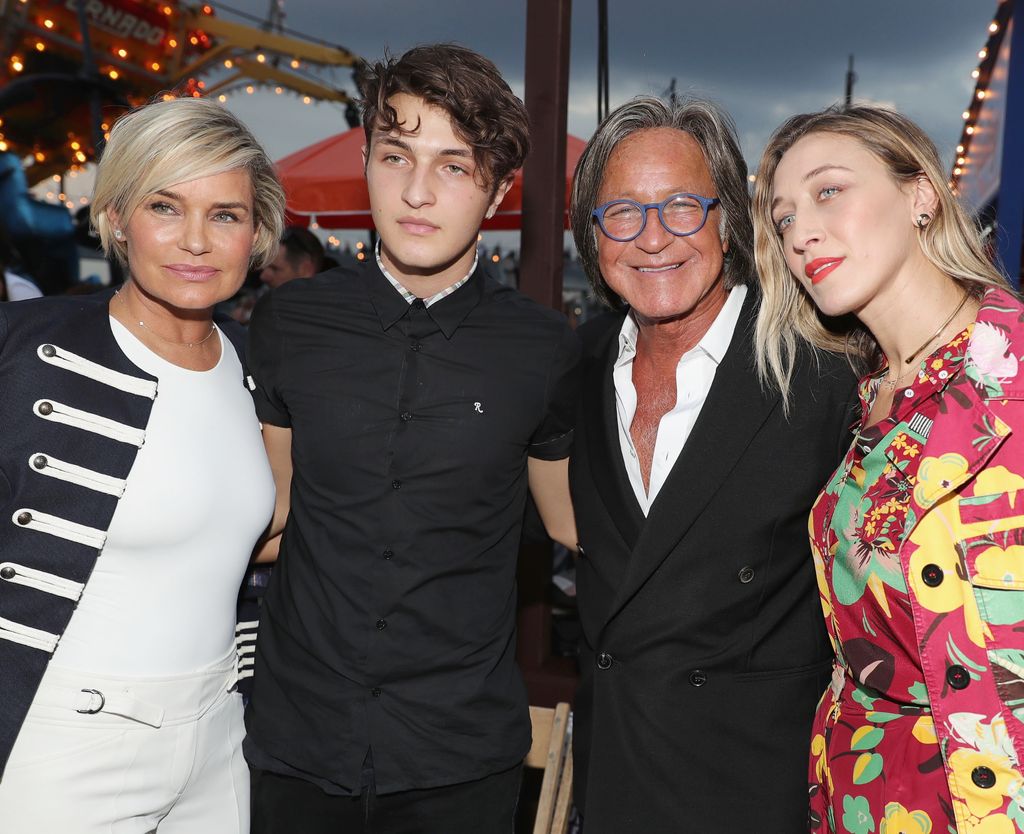 Yolanda Hadid, Anwar Hadid, Mohamed Hadid y Alana Hadid en un desfile de la New York Fashion Week en septiembre de 2016