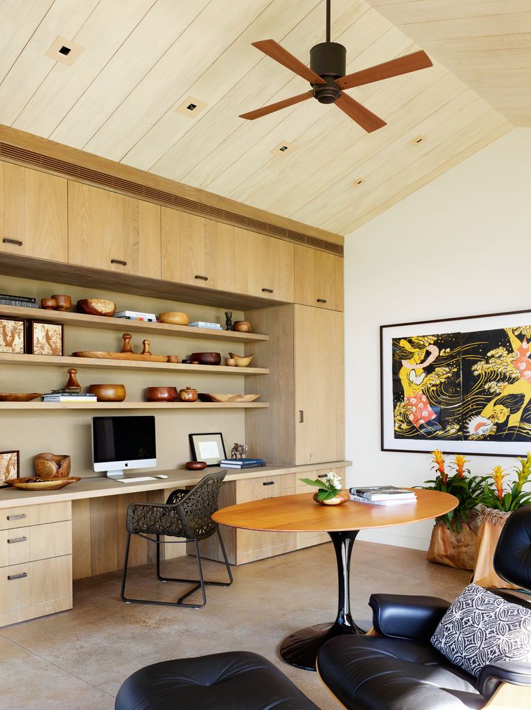 Pared con mueble a medida que integra rincón de trabajo