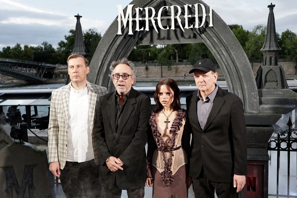 Jenna Ortega con el equipo detrás de "Wednesday".