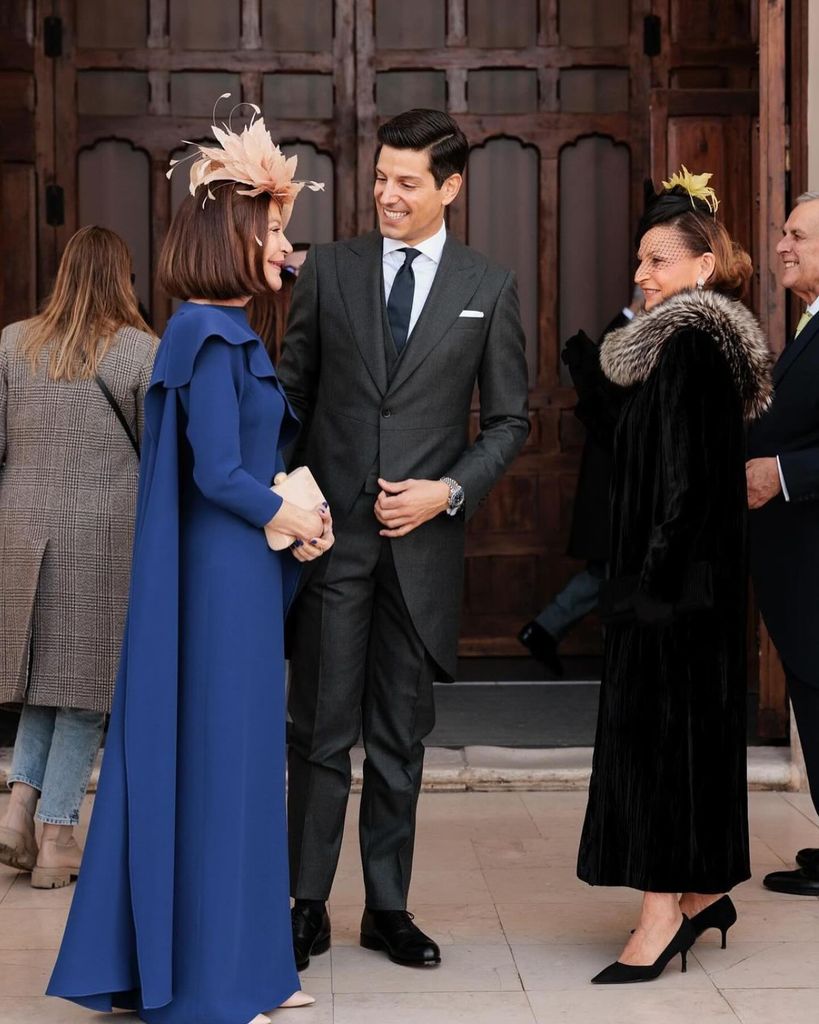 Vestido de madrina azul marino y tocado tipo plato