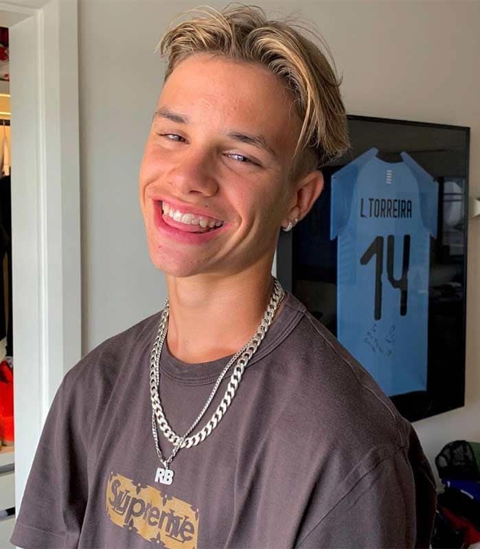 Romeo Beckham, con su familia y alguien más en el desfile de su madre, ¿está enamorado?