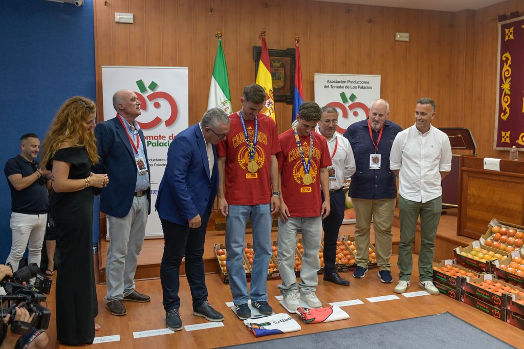 Los campeones del mundo se suben a la báscula para recibir su peso en tomates