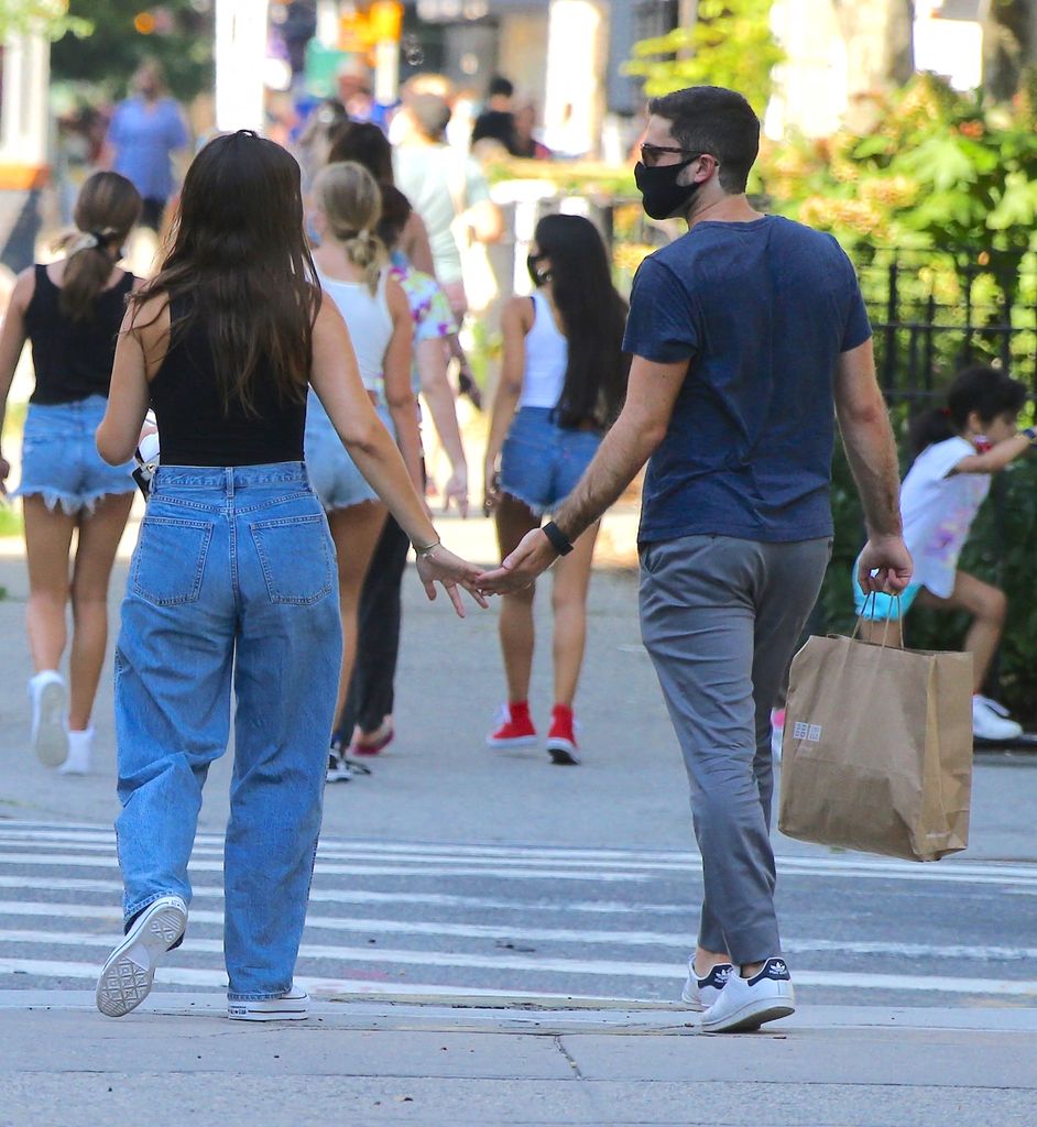 Plano entero de espaldas de Mafalda de Bulgaria y Marc Abousleiman caminando por Nueva York de la mano