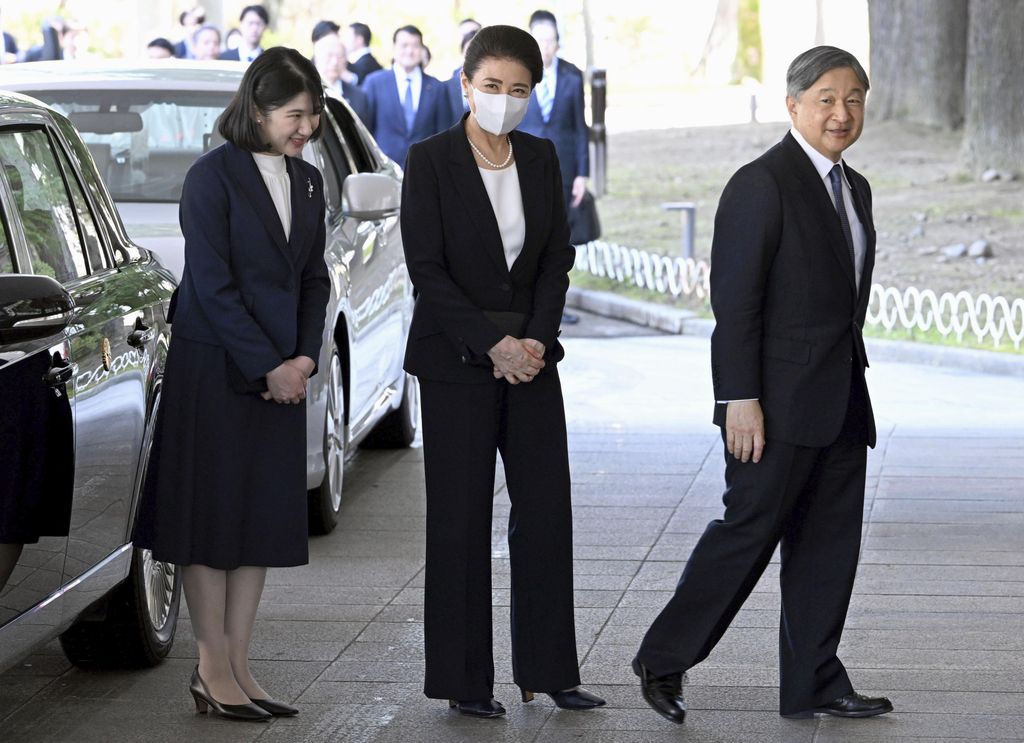El emperador, su mujer y su hija a su llegada a Fukushima