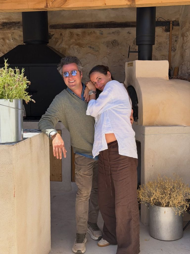 Lucía Pombo posa junto a su marido y muestra su avanzado estado de gestación