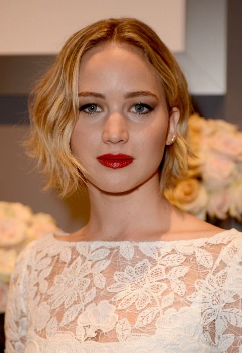 Jennifer Lawrence se ha dejado crecer su corte de pelo pixie hasta acomodarse en una melenita midi con las puntas acabadas en ondas. 