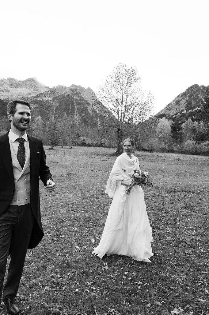 Laura con un vestido con lino rústico y capa de cashmere de Inés Martín Alcalde en su boda con Antonio en el Artíes.