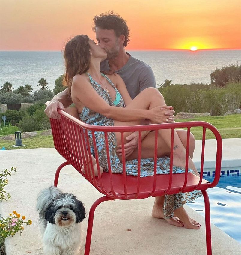 Álvaro Muñoz Escassi y María José Suárez, en una estampa veraniega frente a una puesta de sol