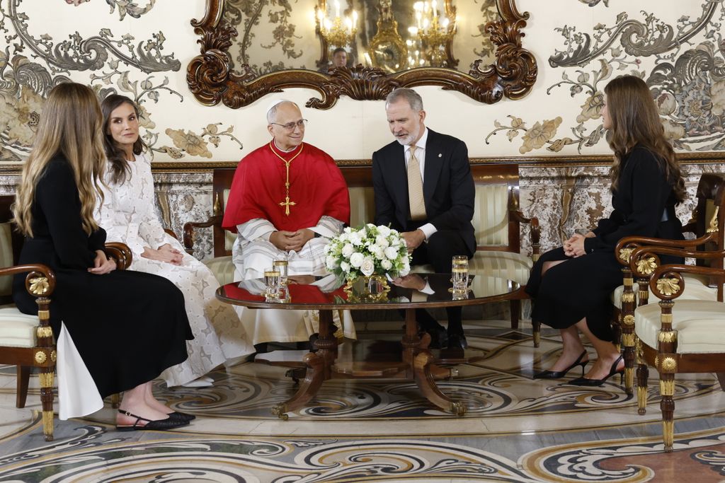 Los reyes con sus hijas en el Salón Gasparini en la audiencia privada con el Papa 