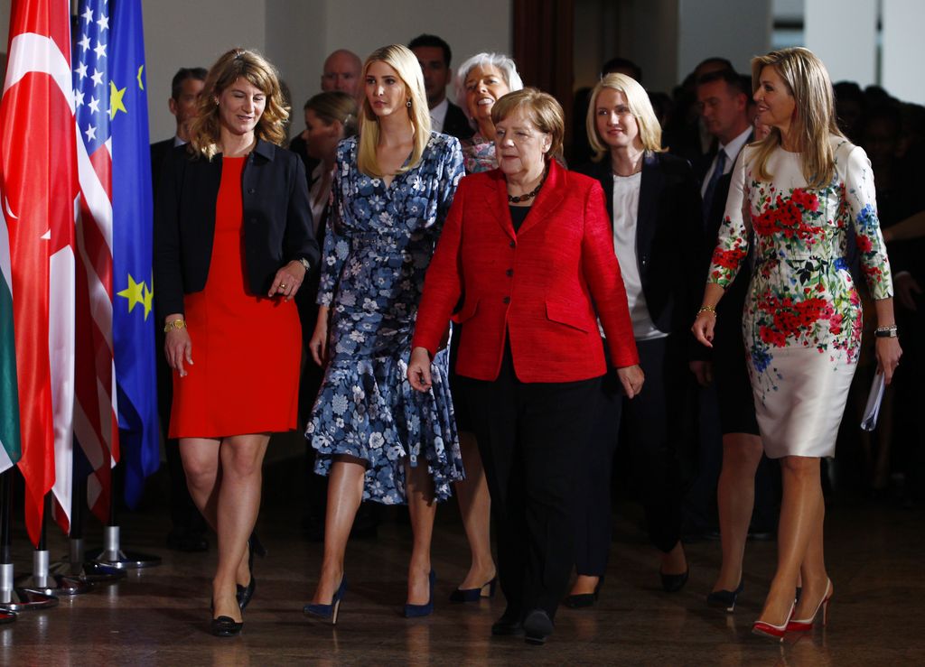 Plano medio de Ivanka Trumo con Angela Merkel y Máxima de Holanda llegando a una conferencia