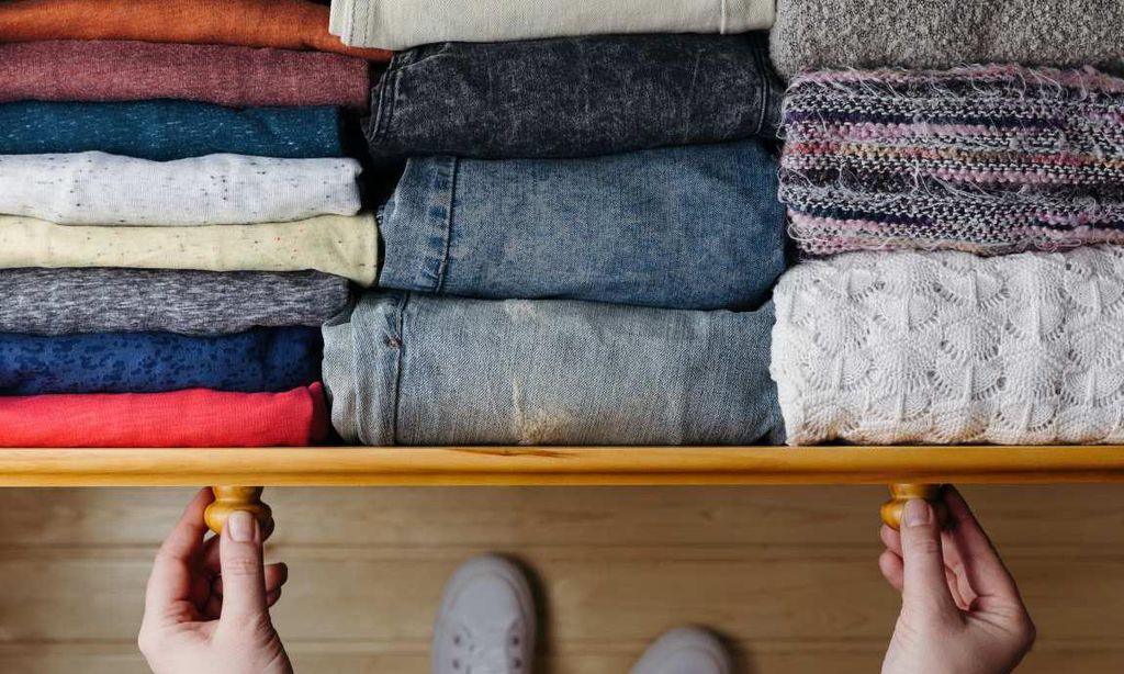 Camisas y pantalones en gaveta