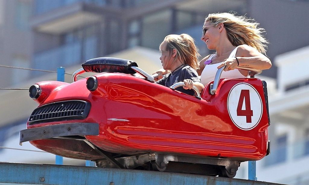 Elsa Pataky con sus hijos en los coches de choque