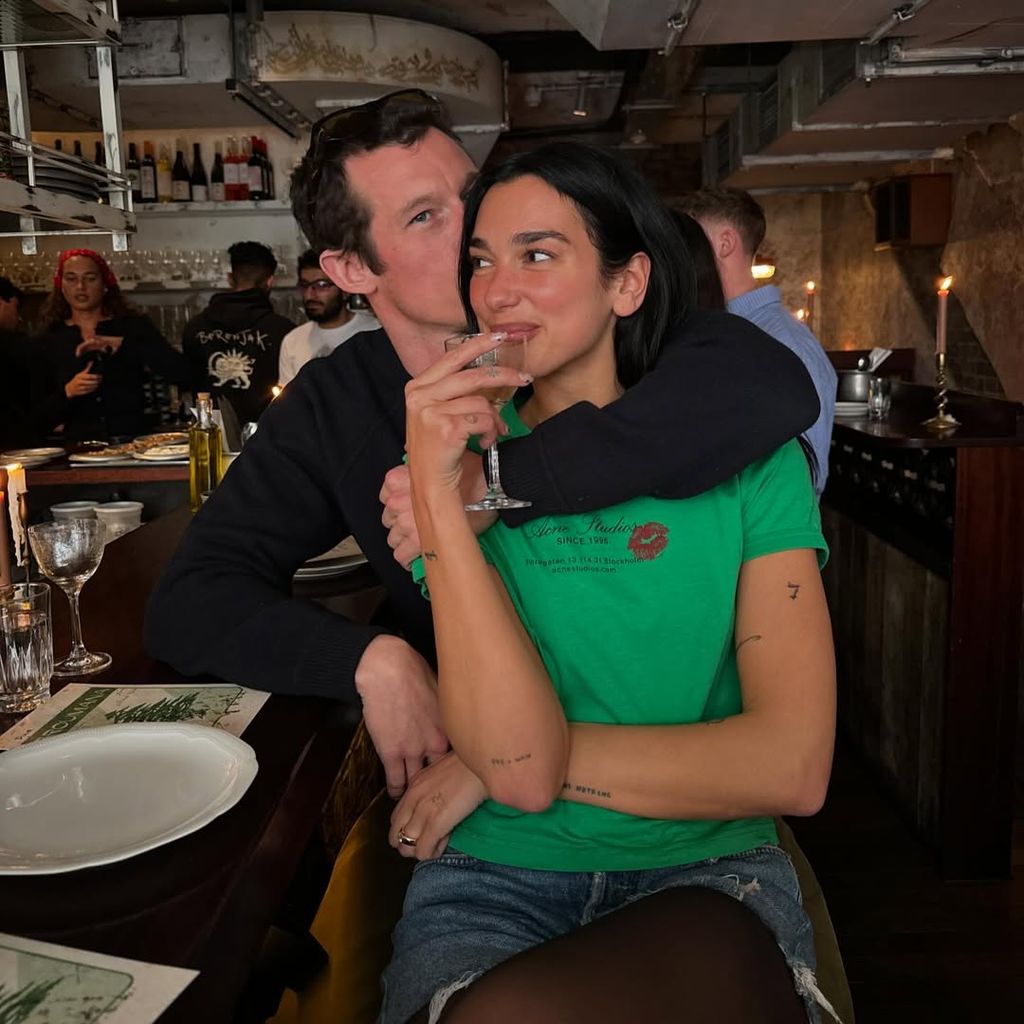 Dua Lipa con su novio Callum Turner