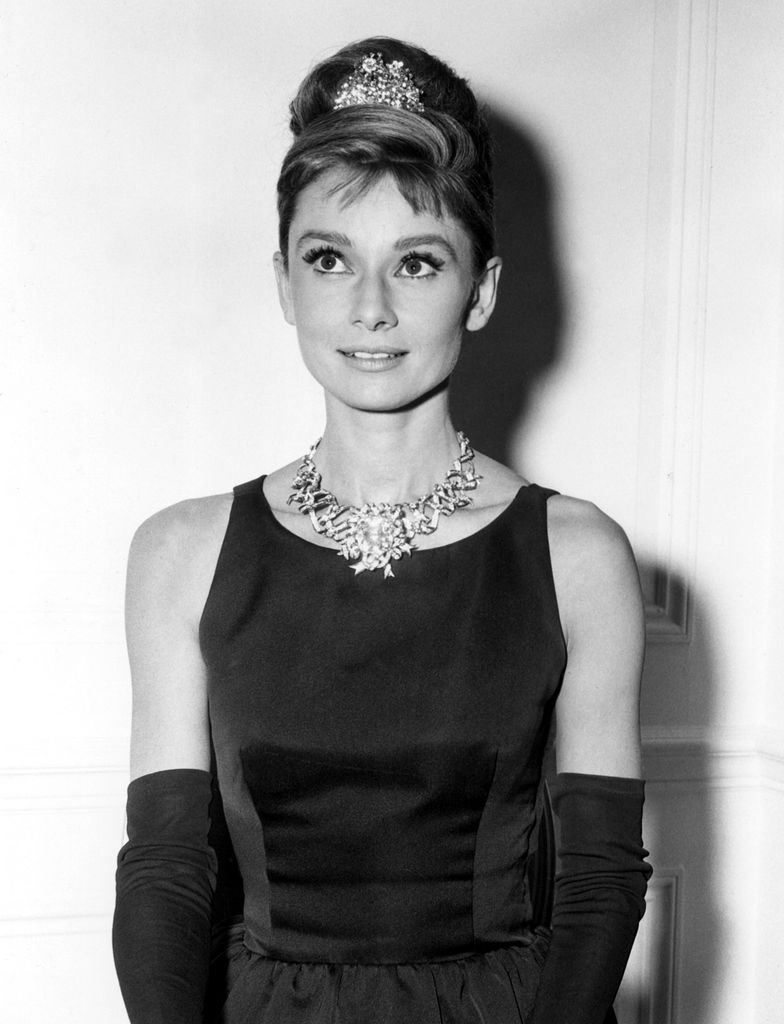Audrey Hepburn con su moño alto característico y una tiara de diamantes.