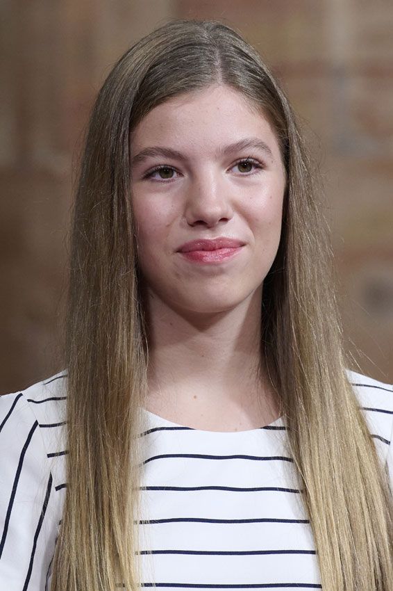 La infanta Sofía estrena sus primeros tacones en la audiencia de los Premios Princesa de Asturias 2022