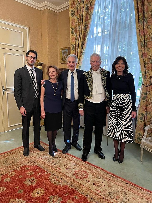Vargas Llosa posando con su exmujer y sus hijos antes del acto