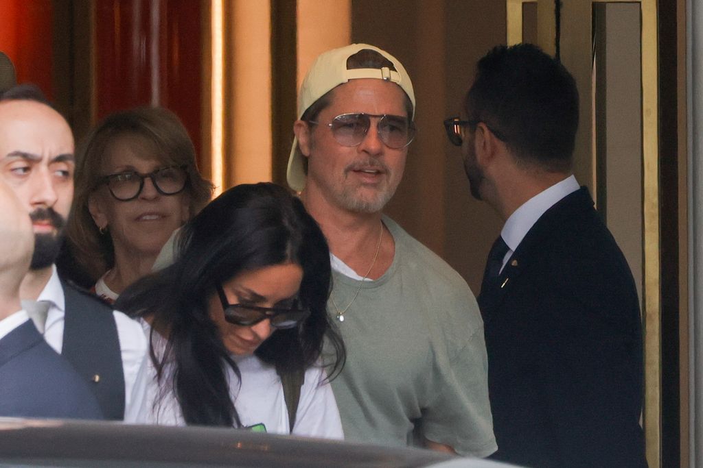Brad Pitt e Inés de Ramón salen de su hotel
