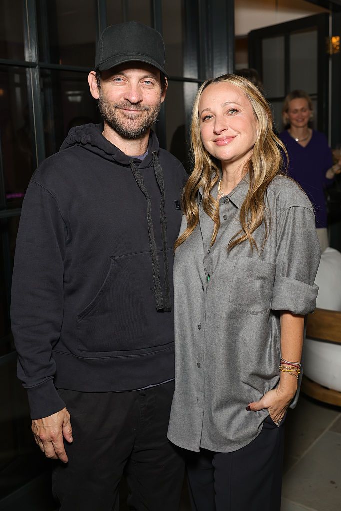 Tobey Maguire y Jennife Meyer en 2025