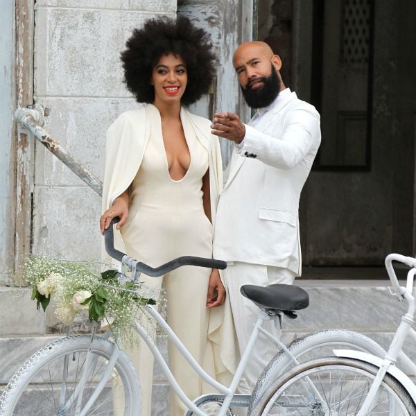 Solange Knowles y Alan Ferguson se casaron el pasado mes de noviembre vestidos de blanco, ella con tres vestidos de novia firmados por Humberto Leon y Stephane Rollande, y él de Lanvin.
