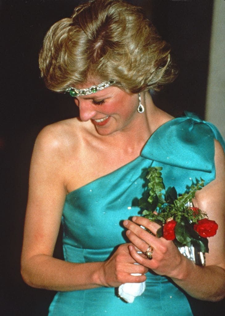 La princesa Diana, en un evento en Australia con la tiara de esmeraldas que su peluquero tuvo que adaptar