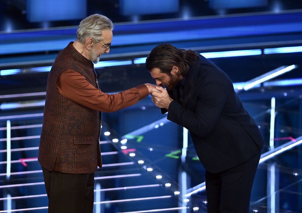 Can Yaman le muestra sus respetos a Kabir Bedir, el primer 'Sandokán'