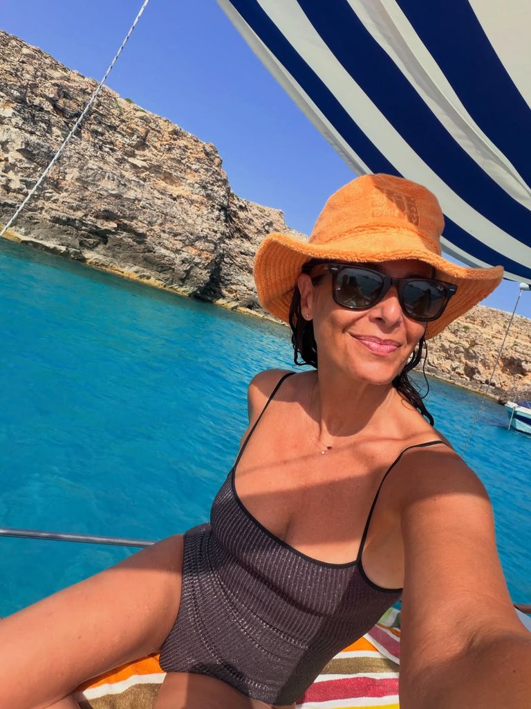 Nuria, de 52 años, posa en bañador durante su travesía en el barco