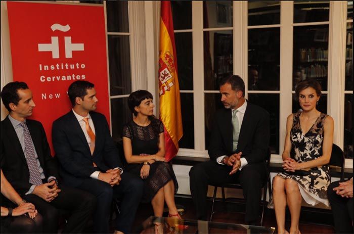 Los Reyes mantuvieron un encuentro con personalidades españolas residentes en Nueva York, relacionadas con sectores como la investigación, el arte y la cultura en el instituto Cervantes
