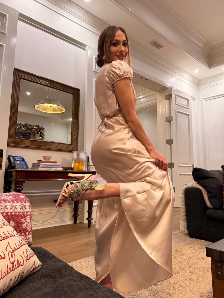 La cantante también aprovechó para lucir su look de esta noche