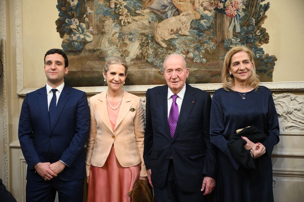 El rey Juan Carlos junto a sus hijas, las infantas Elena y Cristina, y su nieto, Felipe de Marichalar
